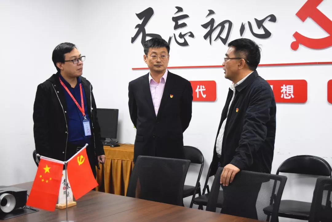中共安陽市委網(wǎng)信辦主任路玉軍、副主任王曉萌等一行人蒞臨安陽青峰網(wǎng)絡(luò)指導(dǎo)工作