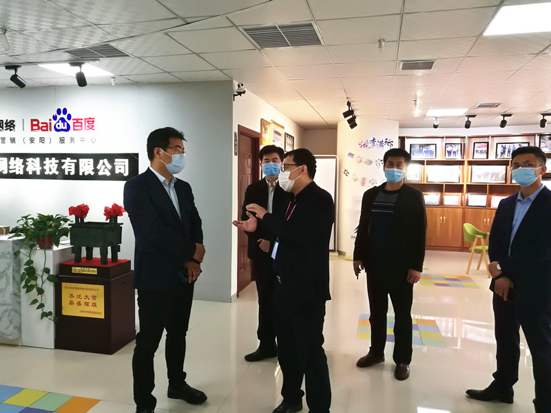安陽市商務(wù)局副局長張躍勇，攜同天津伍創(chuàng)電子商務(wù)有限公司李富民一行蒞臨安陽青峰網(wǎng)絡(luò)參觀指導(dǎo)??！